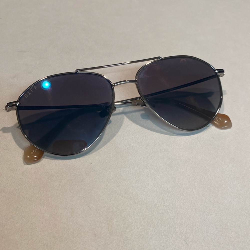 DIFF Eyewear Sunglasses Style PEACHY Polarized GUC Tight Arms No Scratches
